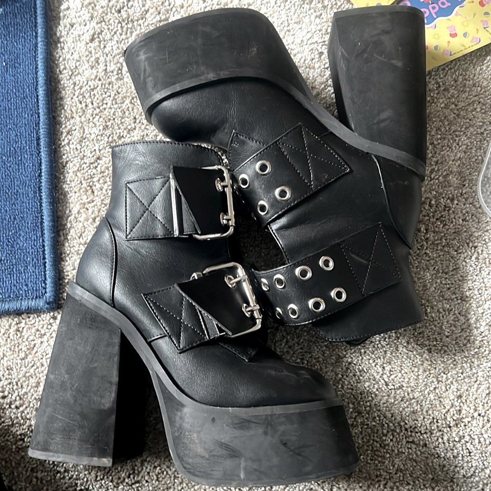Demonia platform